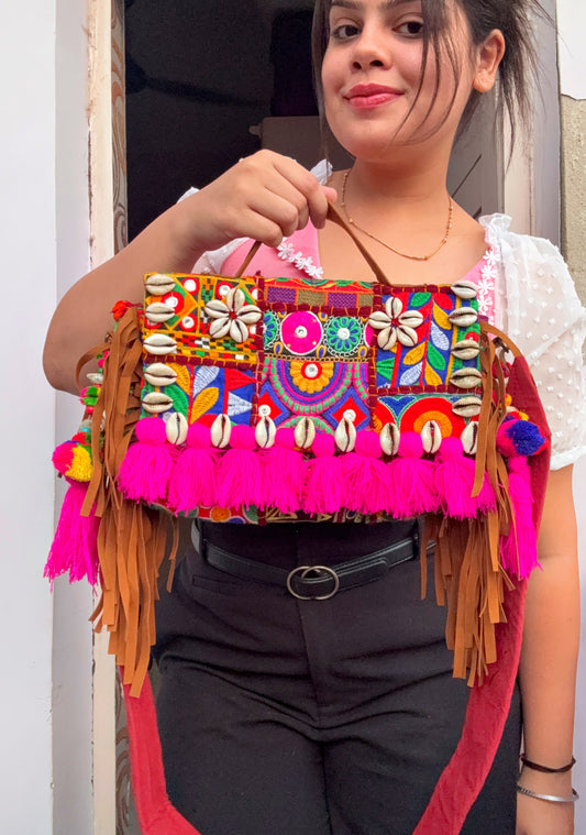 SAHELI - shell and tassel bag ✨