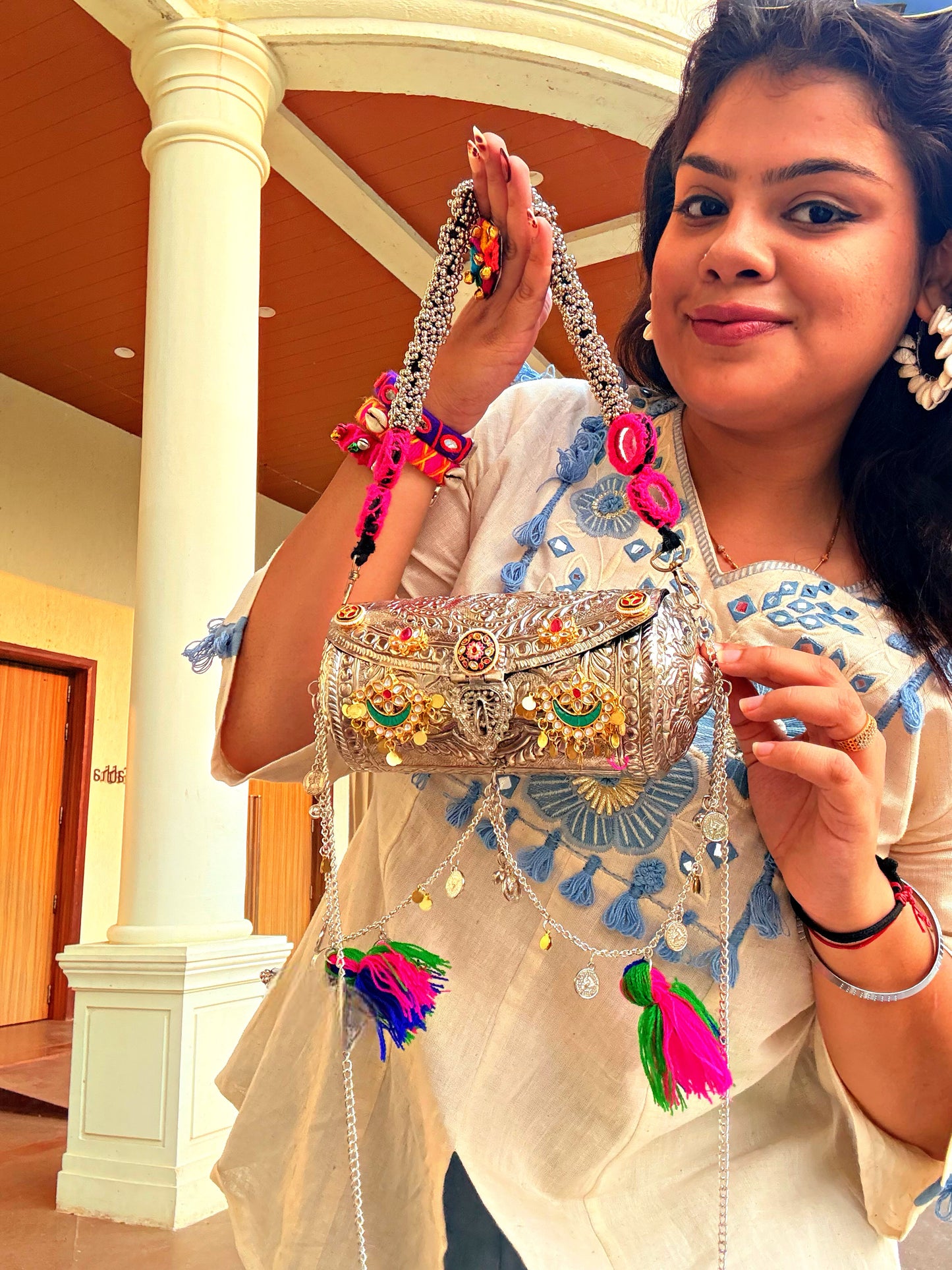 ADA- DHOLKI FUSION BAG WITH DETACHABLE HANDLE AND SLING 💖