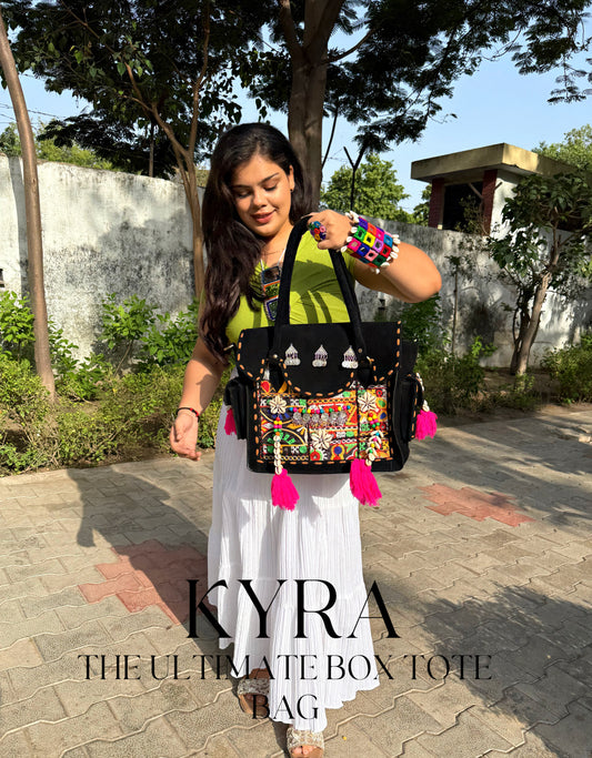 KYRA 🤌🏼- GIRLBOSS BOX TOTE BAG WITH SLING