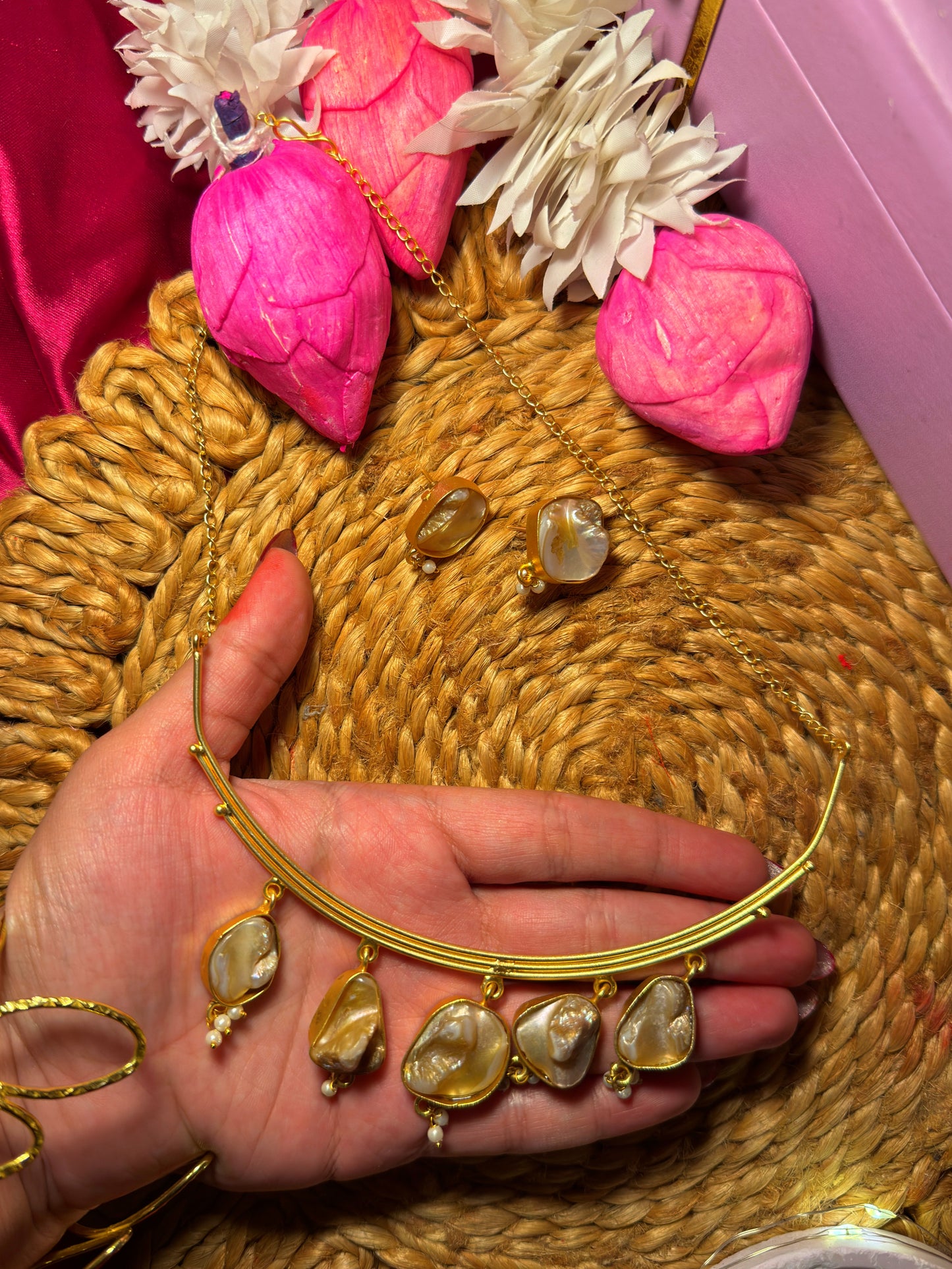 MELLISA - MOTHER PEARL NECKPIECE WITH EARRINGS