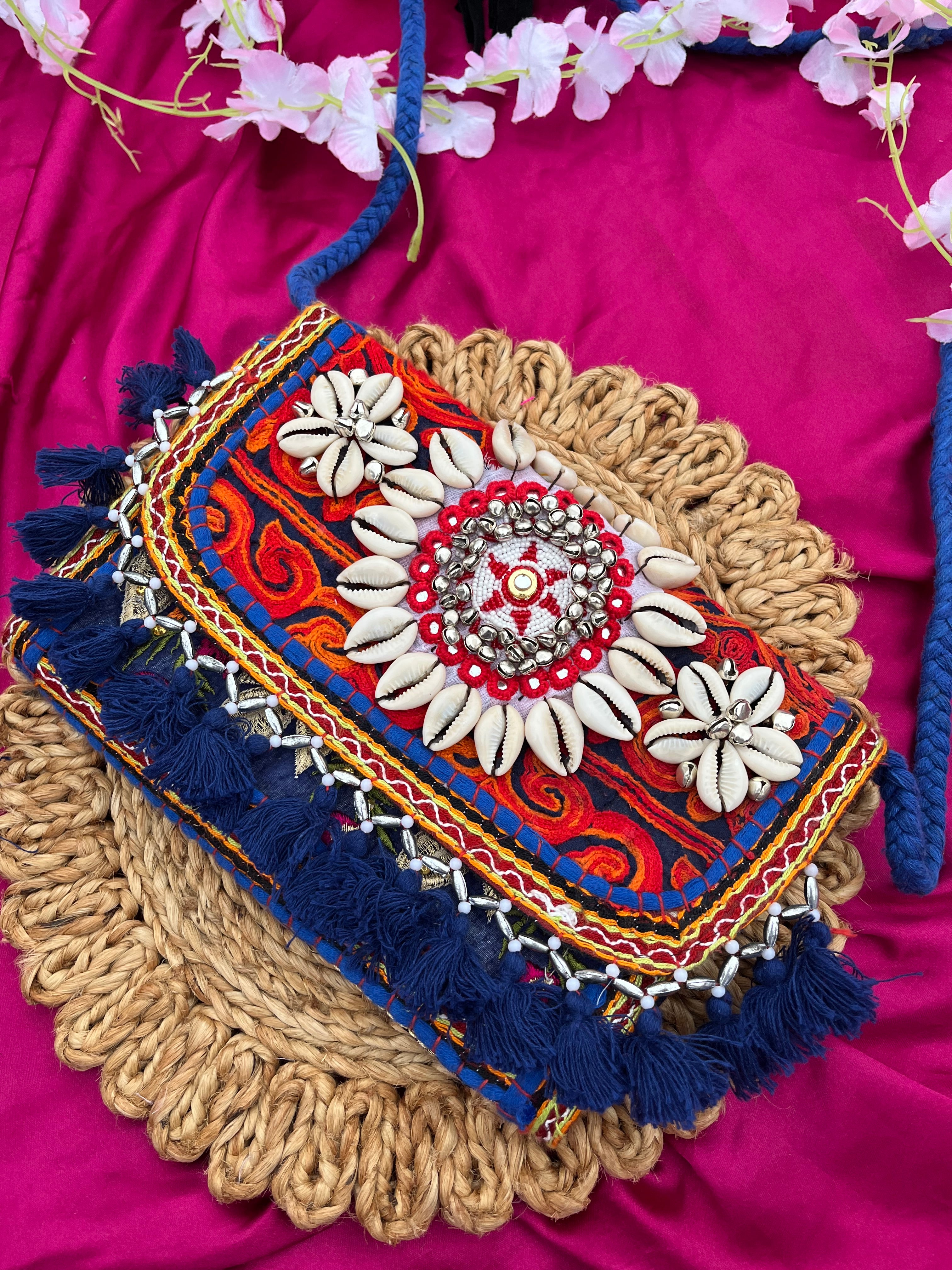 Saumyaa Embroidery Clutch Ohwomaniyaa.in