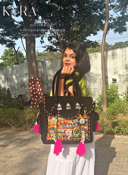 KYRA 🤌🏼- GIRLBOSS BOX TOTE BAG WITH SLING