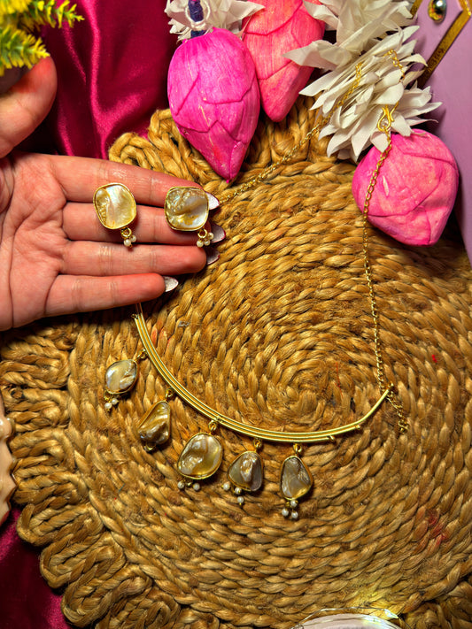 MELLISA - MOTHER PEARL NECKPIECE WITH EARRINGS