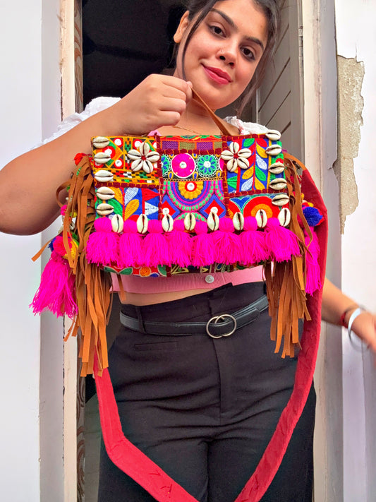 SAHELI - shell and tassel bag ✨