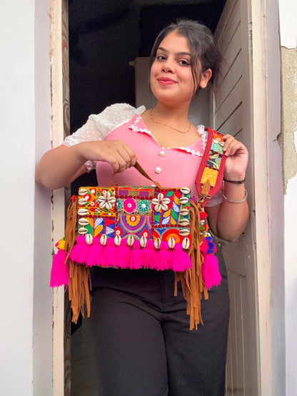 SAHELI - shell and tassel bag ✨