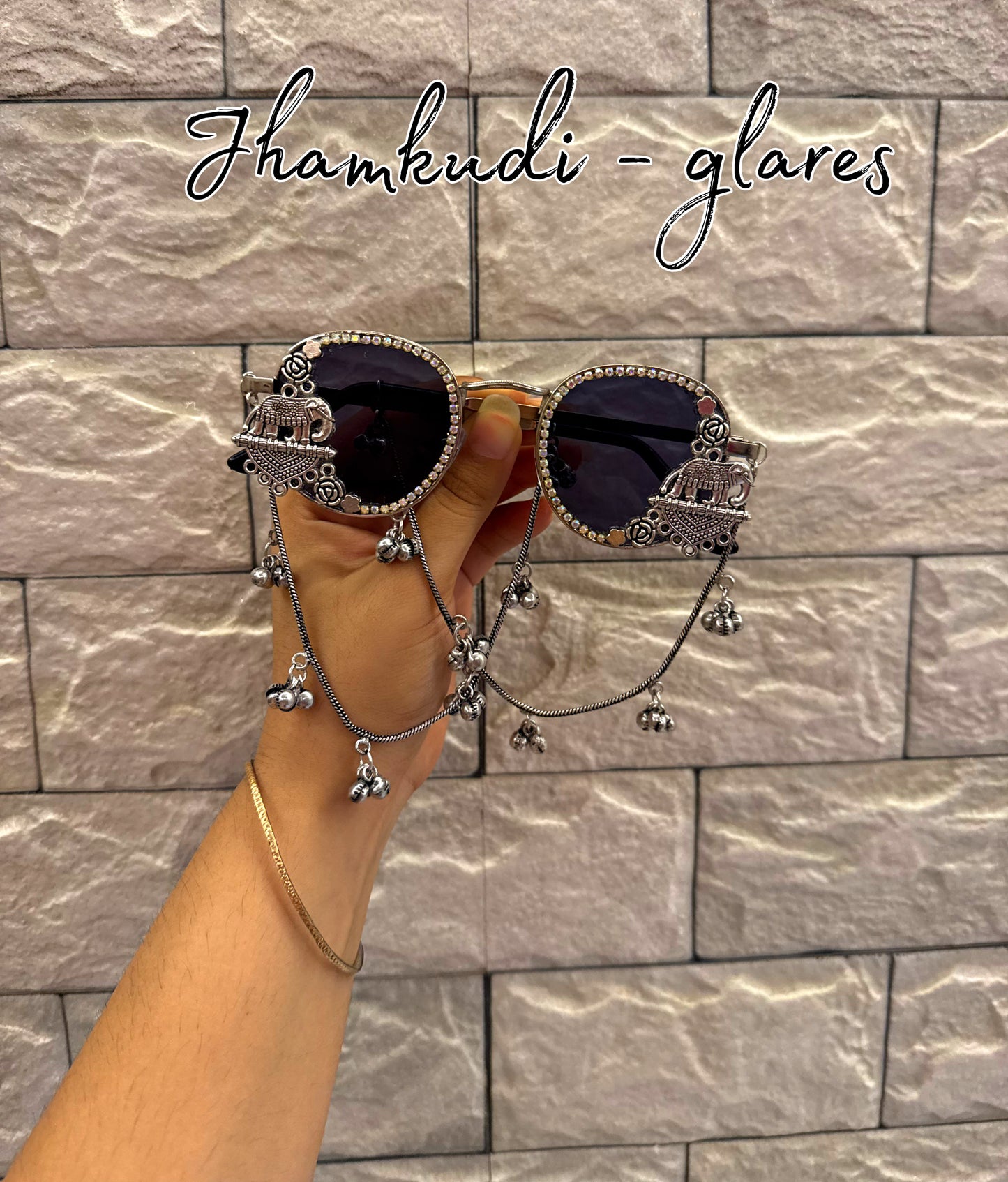Jhamkudi glares